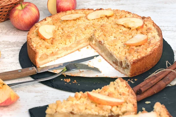 美味的可碎苹果蛋糕 自制的苹果派 — 图库照片