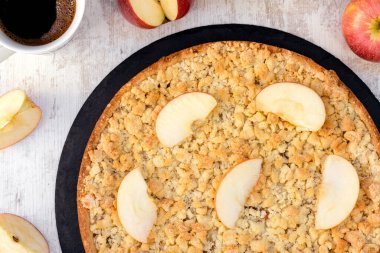 Ev yapımı elmalı kek ve kahve.