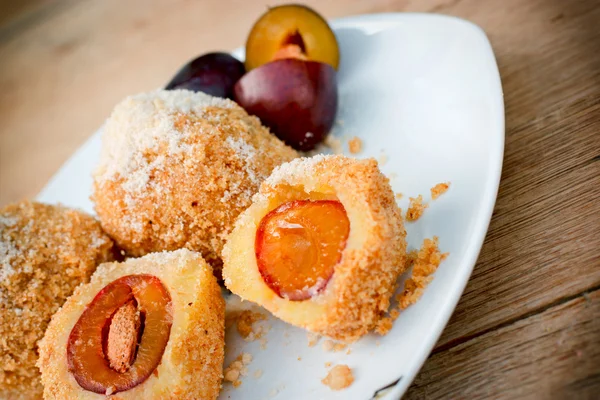 Las albóndigas con las ciruelas - el placer dulce — Foto de Stock