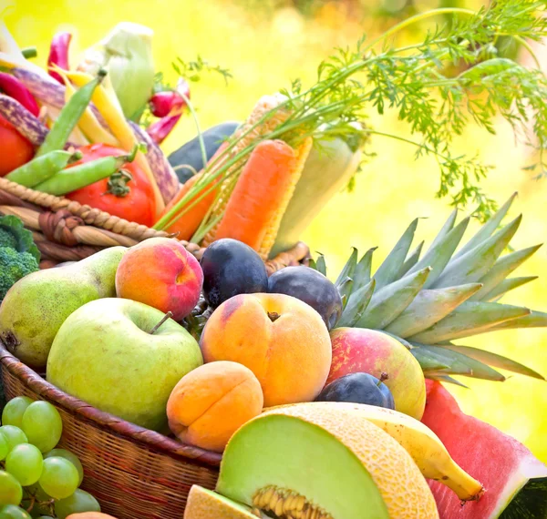 Taze organik meyve ve sebzeler. — Stok fotoğraf
