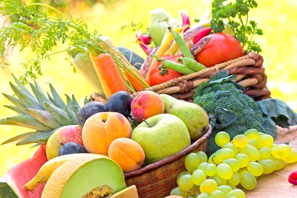 Frutas e produtos hortícolas orgânicos frescos Imagem De Stock