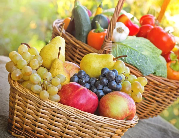 Frutas y verduras frescas de temporada orgánicas en cestas de mimbre —  Fotos de Stock