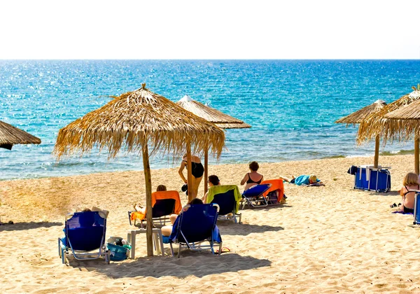 Vila och koppla av på sandstranden — Stockfoto