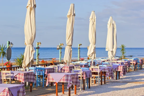 Restoran deniz kenarında sabahın erken saatlerinde — Stok fotoğraf