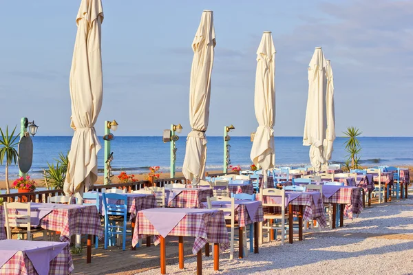 Tidig morgon i restaurang nära havet — Stockfoto