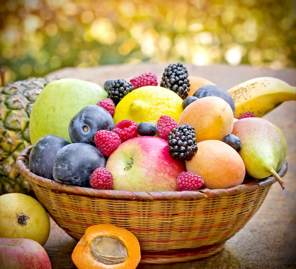 Frutas ecológicas en canasta de mimbre — Foto de Stock