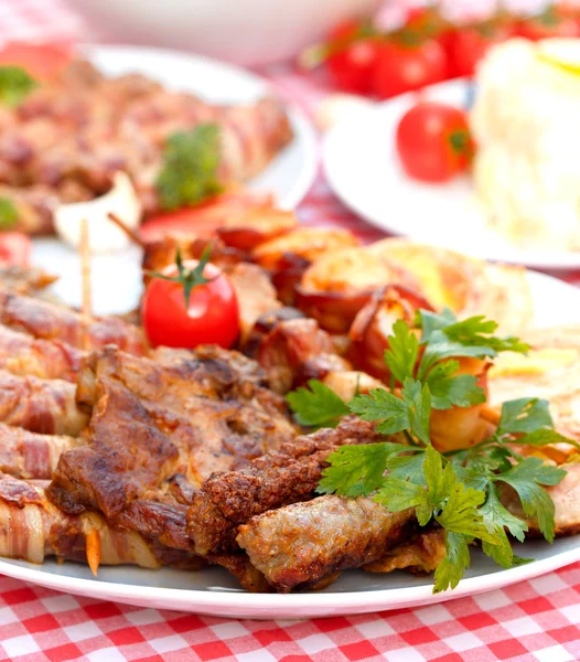 Gegrilde vlees - heerlijke maaltijd (gegrilde specialiteit) — Stockfoto