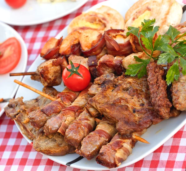 Carne a la parrilla - deliciosa comida (especialidad a la parrilla ) —  Fotos de Stock