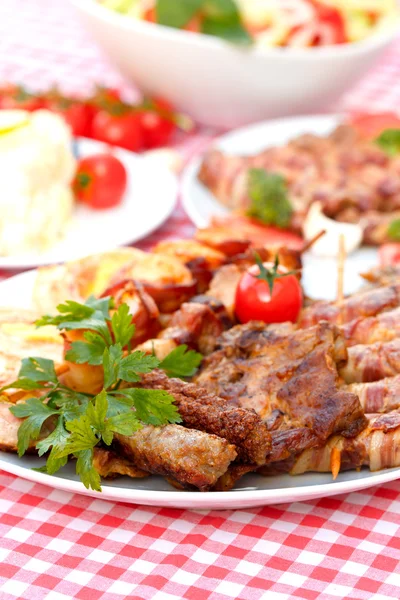 Gegrilde vlees - heerlijke maaltijd (gegrilde specialiteit) — Stockfoto