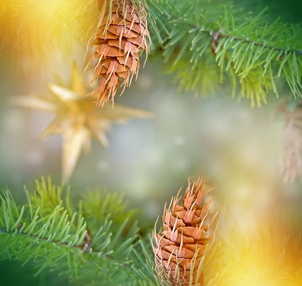 Conos de pino en árbol de Navidad y luz de Navidad — Foto de Stock