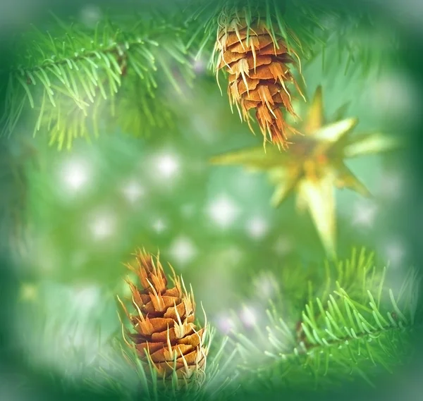 Cones de pinheiro na árvore de Natal e luz de Natal — Fotografia de Stock