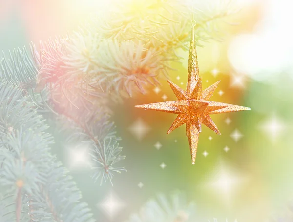 Estrella de Navidad en el árbol de Navidad con luz de Navidad — Foto de Stock