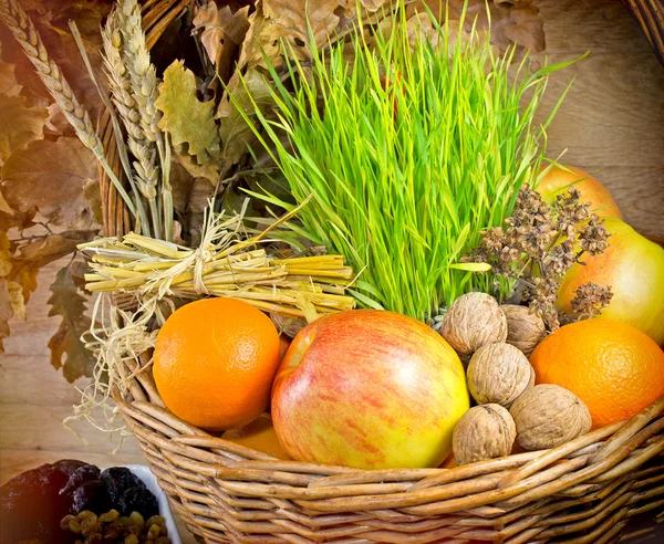 Christmas decoration in wicker basket on table — Stock Photo, Image