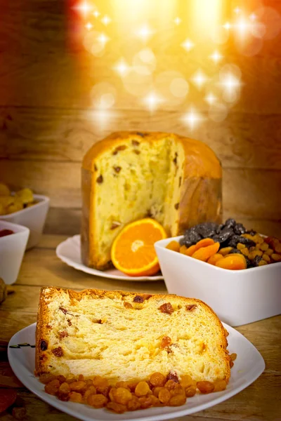 Panettone - karácsonyi sütemény és szárított gyümölcsök — Stock Fotó