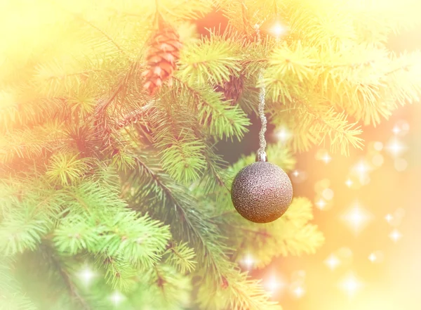 Zilveren bauble op tak van kerstboom — Stockfoto