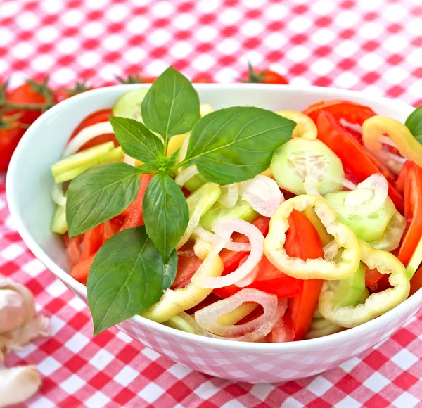 Ensalada recién preparada - comida vegana (comida vegetariana ) — Foto de Stock