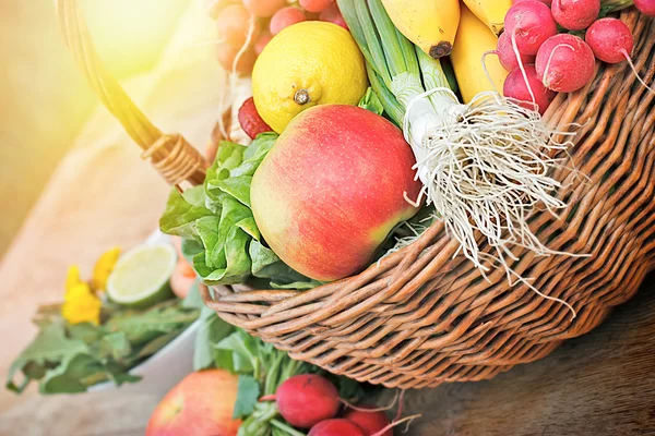 Färsk frukt och grönsaker i rotting korg — Stockfoto