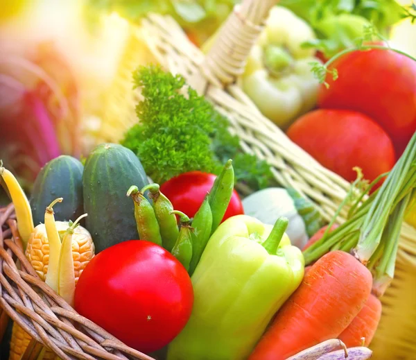 Verduras orgánicas frescas en cestas de mimbre —  Fotos de Stock