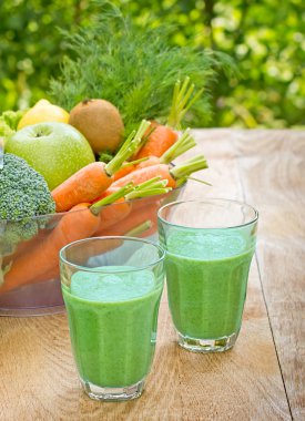 Yeşil smoothie yenileniyor ve içki canlandırıcı