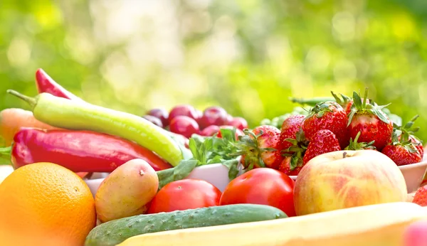 Färska, ekologiska frukter och grönsaker — Stockfoto