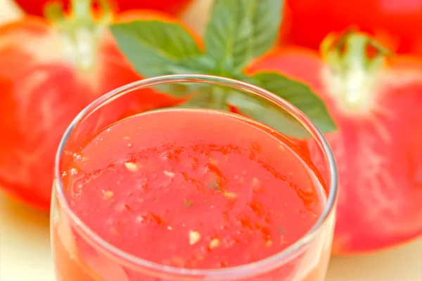 Свежевыжатый томатный сок — стоковое фото