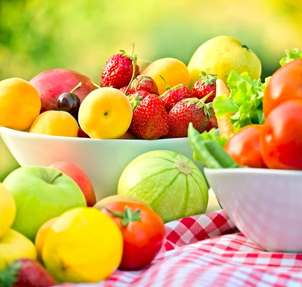 Seasonal organic fruits and vegetables — Stock Photo, Image