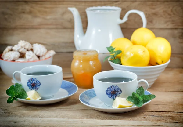 Té de menta con limón, galletas de té y miel — Foto de Stock