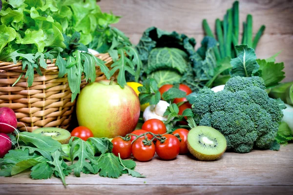 Frutas e produtos hortícolas orgânicos — Fotografia de Stock