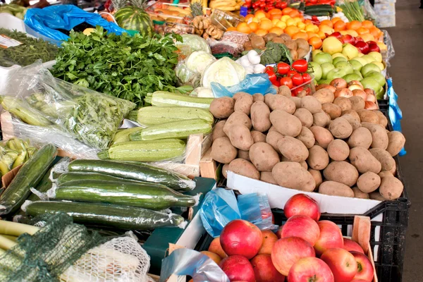 Färska ekologiska frukter och grönsaker på jordbrukarna marknaden — Stockfoto