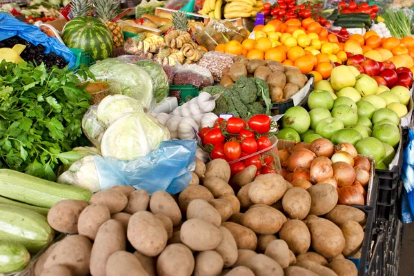 Frutas e produtos hortícolas biológicos frescos no mercado dos agricultores Imagens Royalty-Free