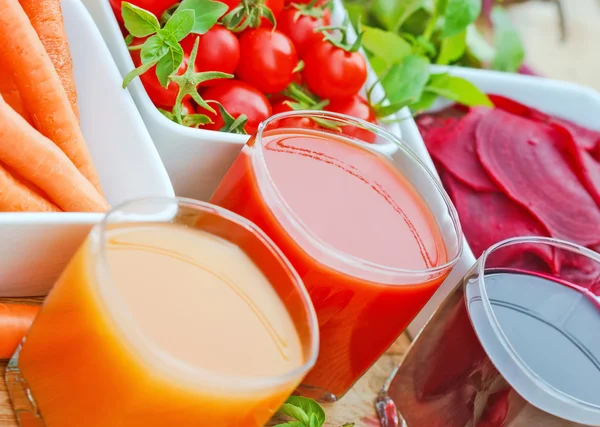 Färskpressad juice från ekologiska grönsaker — Stockfoto