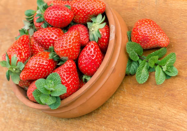 Organic strawberries in rustic bowl — Stock Photo, Image