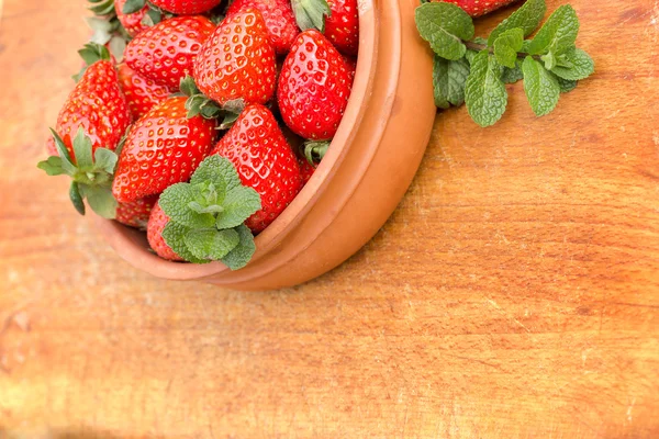 Organic strawberries in rustic bowl — Stock Photo, Image