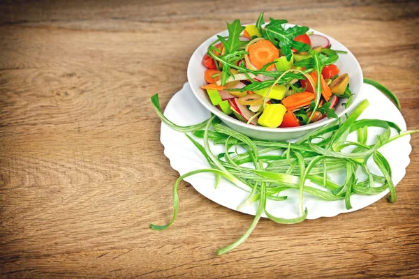 Frisch zubereiteter Salat - vegetarische Kost (vegane Kost)) — Stockfoto