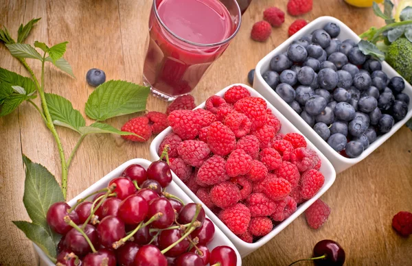 Healthy organic berry fruits and raspberry juice — Stock Photo, Image