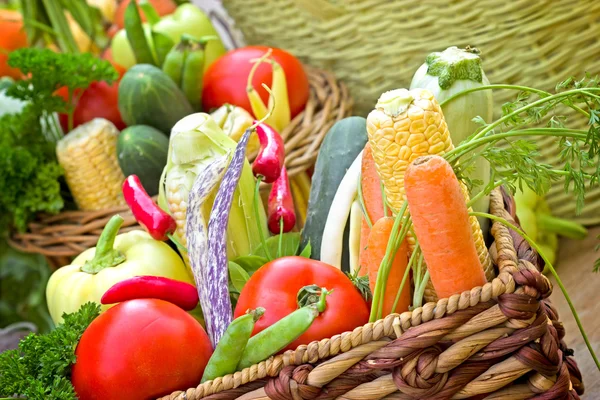 Organic vegetable in wicker basket — Stock Photo, Image