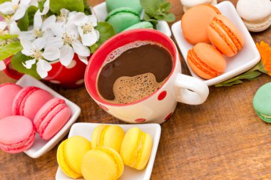 Kahve ve lezzetli tedavi (bademli kurabiye - macaron)
