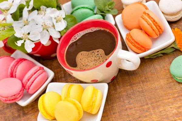 Coffee and tasty treat (macaroons - macaron) — Stock Photo, Image