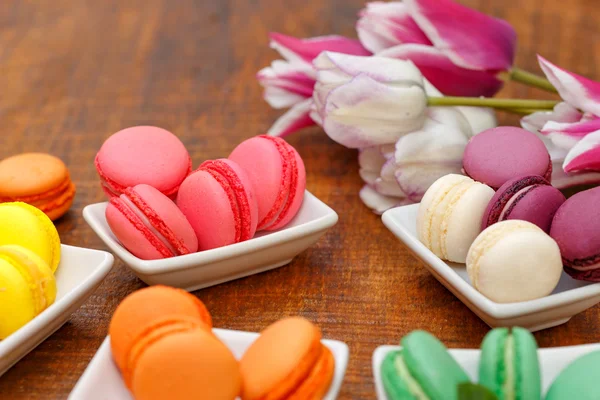 Słodkie i pyszne kolorowe makaroniki — Zdjęcie stockowe