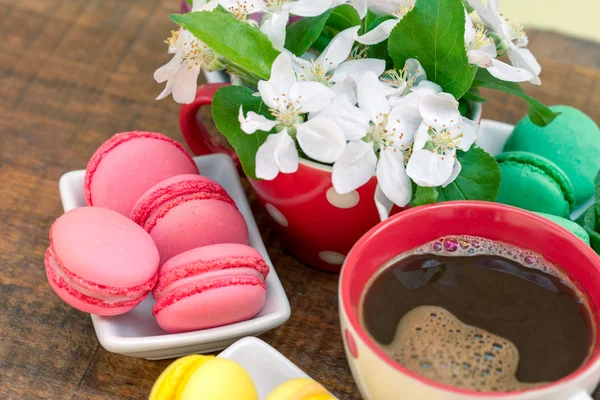 Färgglada macaroons - macaron och kaffe — Stockfoto