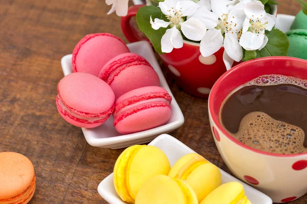 Kolorowe makaroniki - macaron i kawy — Zdjęcie stockowe