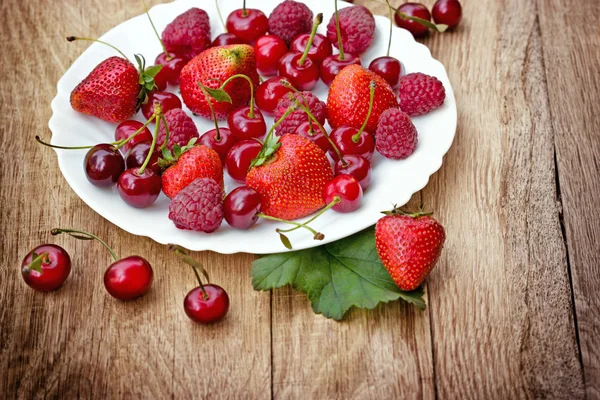 Organic berry fruits — Stock Photo, Image