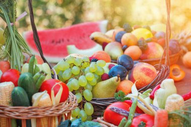 Taze organik meyve ve sebzeler.