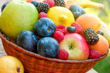 hasır sepet içinde taze meyve