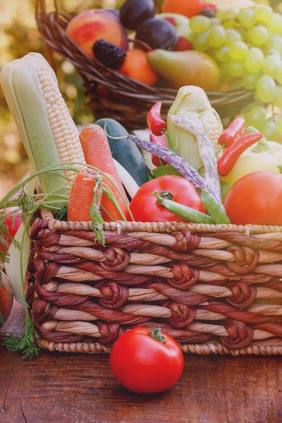 Verduras orgánicas frescas en canasta de mimbre —  Fotos de Stock