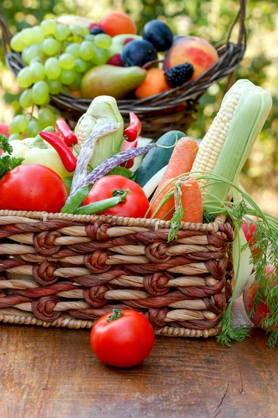 Świeżych organicznych warzyw w wiklinowym koszu — Zdjęcie stockowe