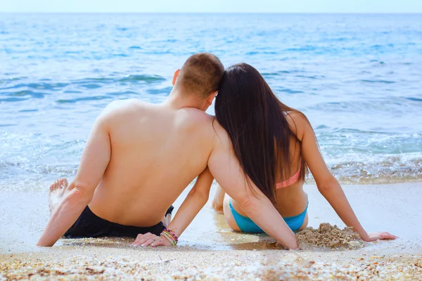 Amantes disfrutando en la playa — Foto de Stock