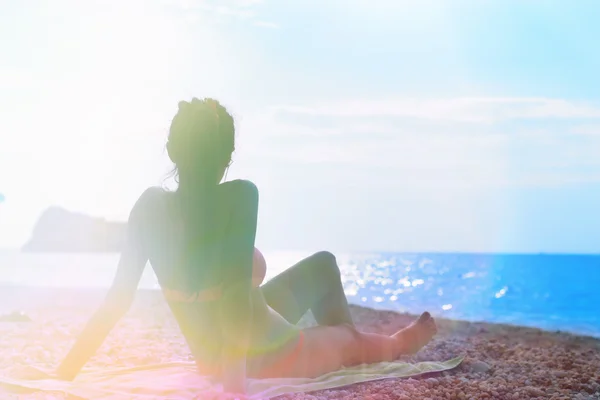 Puesta de sol en la playa, hermosa chica disfruta (Tasos, Grecia ) — Foto de Stock