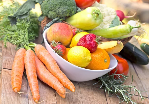 Frutas y verduras orgánicas frescas: alimentos saludables —  Fotos de Stock