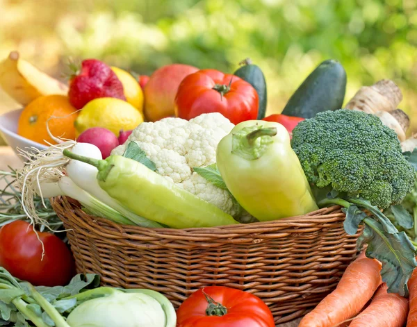 Frutas y verduras orgánicas frescas: alimentos saludables — Foto de Stock